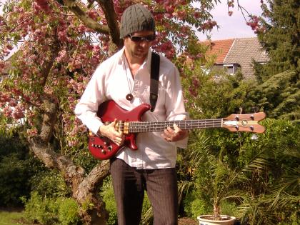 Bassist sucht Band ( bitte nur Profis ! )