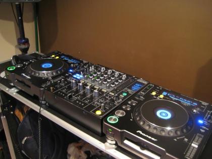 Pioneer CDJ 1000 MK3 pair and DJM 800 Mixer Set 1500Eur