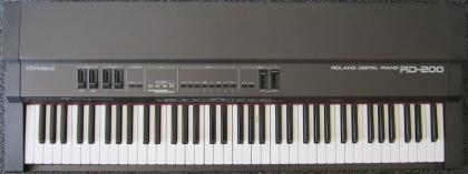 Roland RD-200 Digital Piano, inkl. Netzteil, Ständer & Flightcase