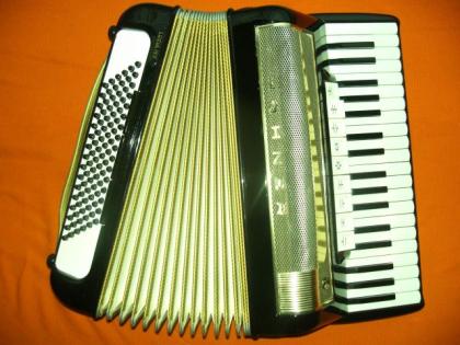 Hohner Akkordeon Lucia IV P, 96 Bässe, 4 chörig, neu gewartet, s. gepflegter Z