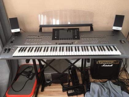 Hier mein Yamaha Tyros 5 / 76 tasten mit jeder Menge Midi Styles. Kein Bühnenger