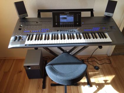 Yamaha Tyros 5 mit 61 Tasten