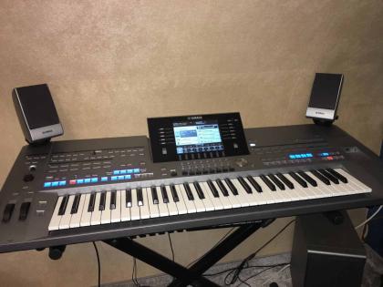 Yamaha Tyros 5 mit 61 Tasten + TRS-MS05 Lautsprecher