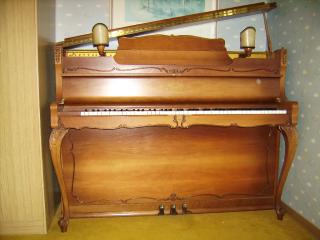 Schimmel Klavier 112 B, Nussbaum satiniert