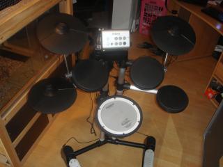 Roland HD-1 mit vielen Extras.