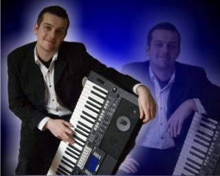 Alleinunterhalter   Musiker mit Keyboard und Akkordeon