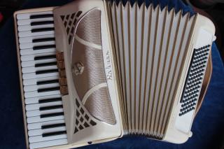 Akkordeon 96 Bässe Hohner Lucia III weiss, Bj. ca. 1976,  neu gewartet