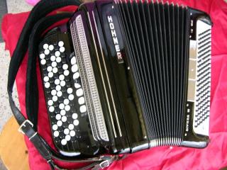 Hohner Riviera III, C-Knopfgriff Akkordeon, 5 Reihen gestuft, Bj. 1984, schwarz;