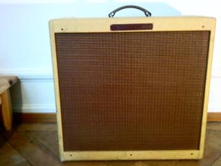 Fender 59 Bassman mit Bassgitarre der Firma Aspen