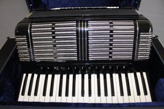 Hohner Morino V 120 neuwertiger Zustand mit Koffer und Trolley