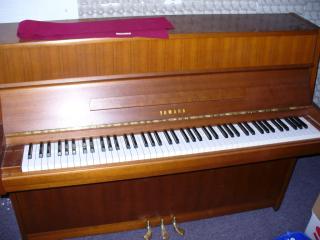 Yamaha Klavier Nußbaum