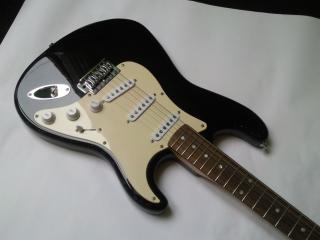 Squier Bullet Strat (Schwarz) inkl. Gigbag, Saiten