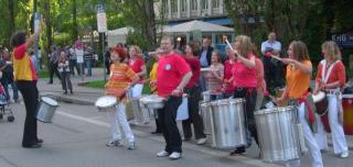 Percussionband Drumadama aus München nimmt noch Mitspieler/innen auf.