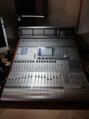 Tascam DM 3200 mit Meterbridge